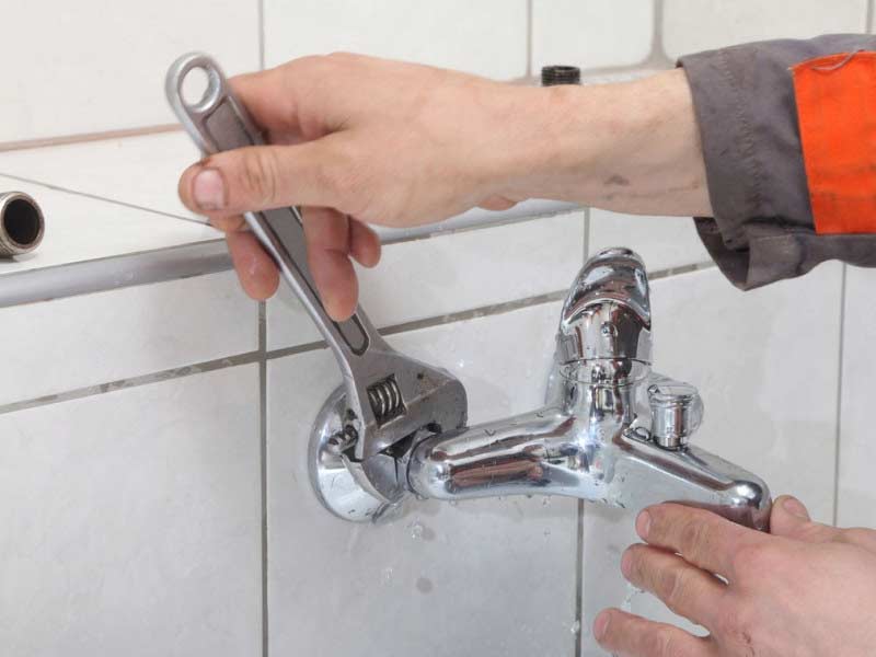 Монтаж настенного смесителя ванной